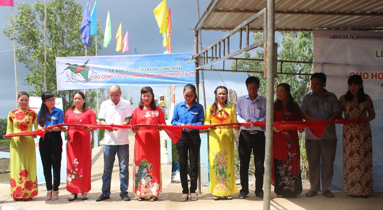 Mcredit xây cầu dân sinh trước mùa mưa bão